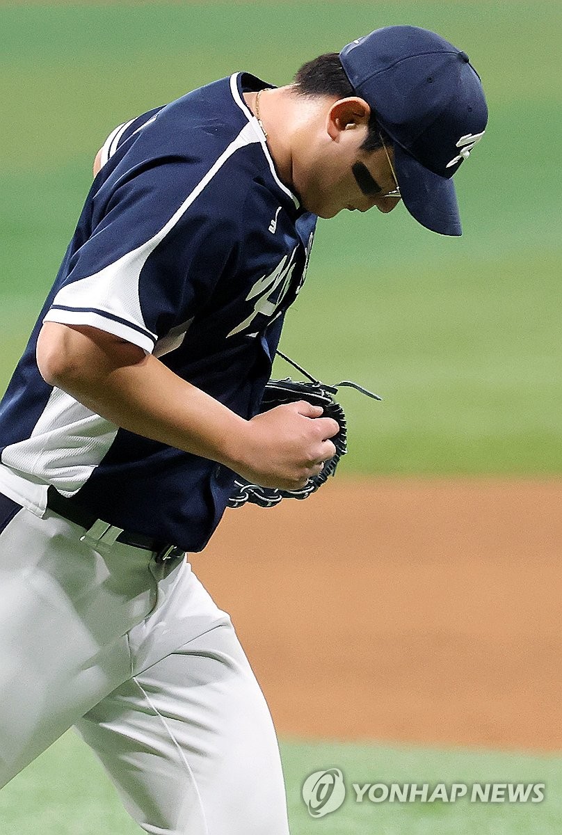 실점 허용하며 강판하는 김서현