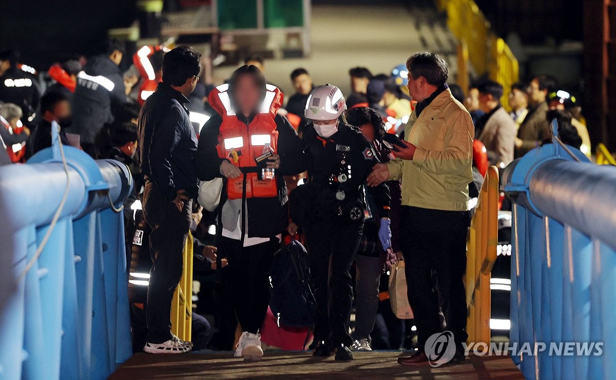 '놀란 가슴' 구조된 퀸제누비아2호 탑승객들