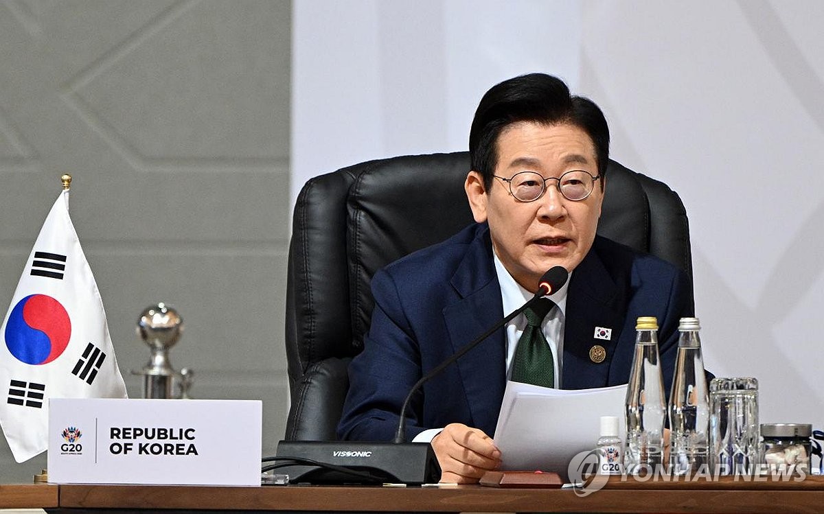 Lee says S. Korea's ultimate goal is reunification with N. Korea