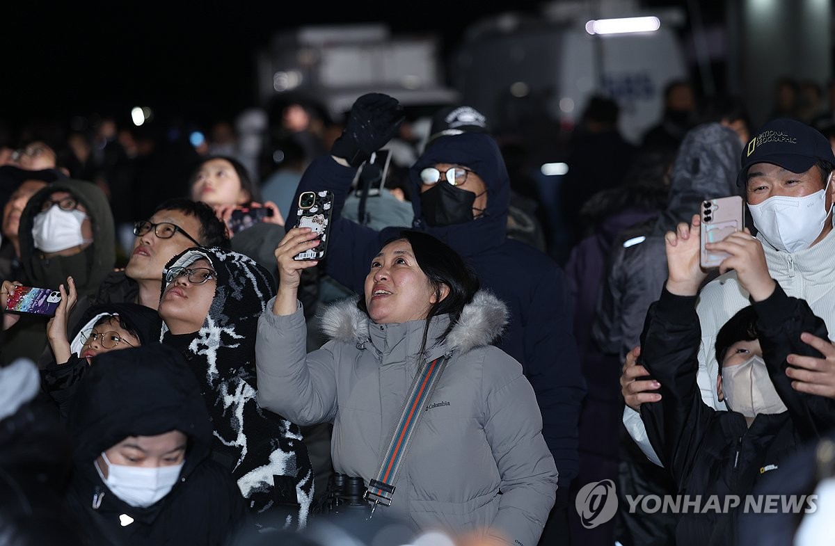 누리호 바라보는 관람객들