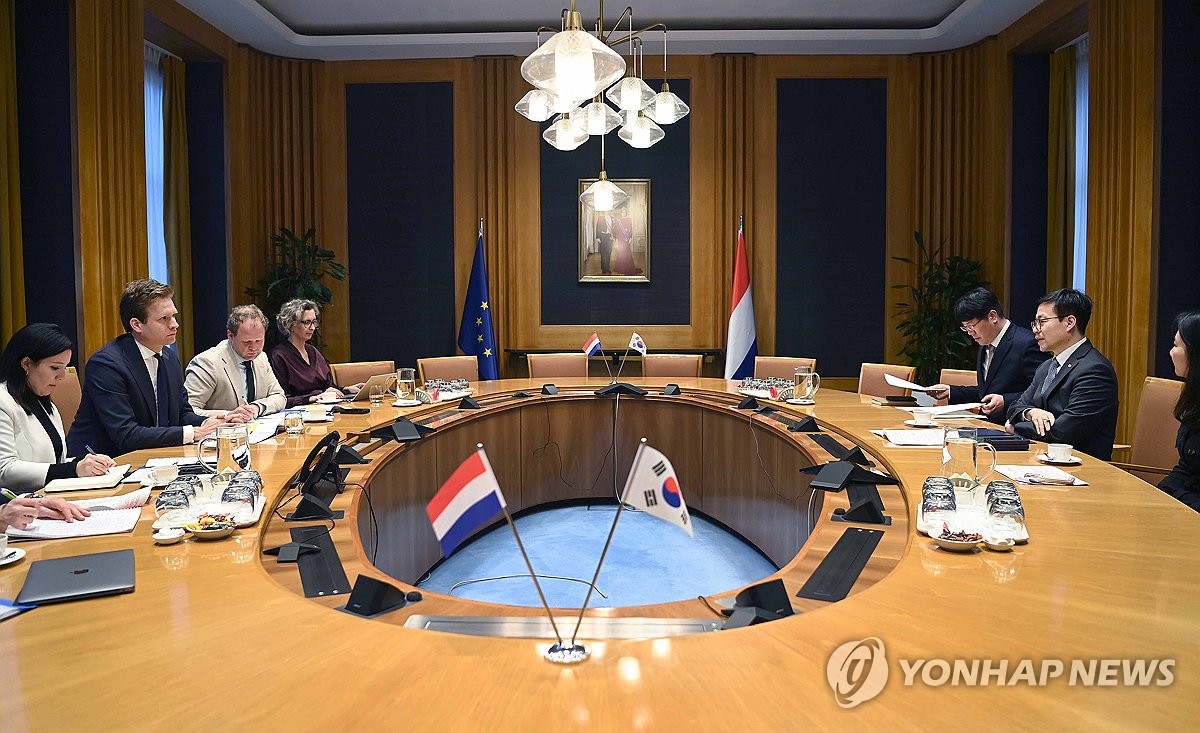 Trade minister discusses expanding cooperation with Netherlands in semiconductors, logistics