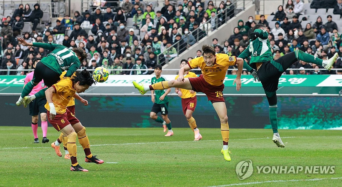 전북 2번째 '더블' 달성…연장 끝 광주 2-1 잡고 코리아컵 우승(종합)