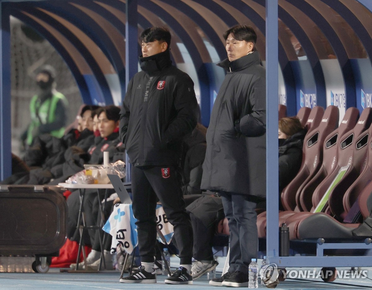 경기 지켜보는 이영민 부천FC 감독