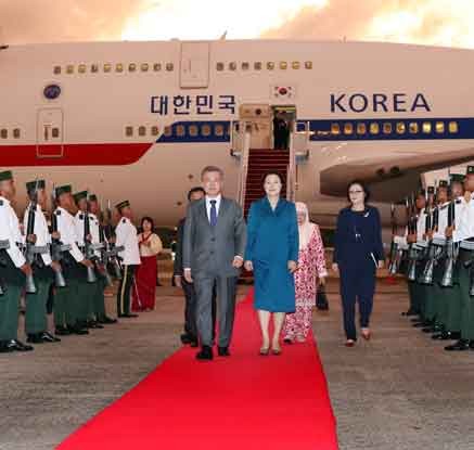 文대통령, 브루나이 도착…신남방정책 세일즈 외교 돌입