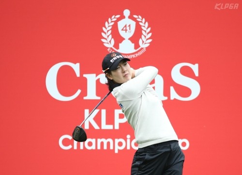 '돌아온 장타자' 이정민, KLPGA 챔피언십 첫날 선두