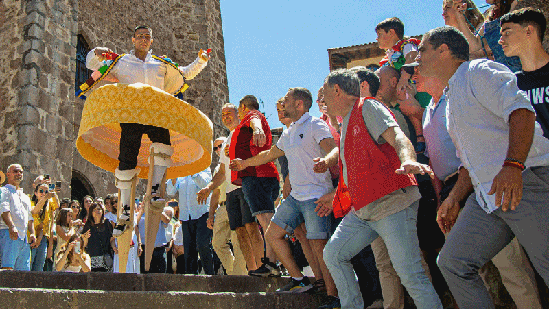 '아슬아슬 45센치 굽'…스페인 '앵귈리아노 댄서들의 춤' 축제