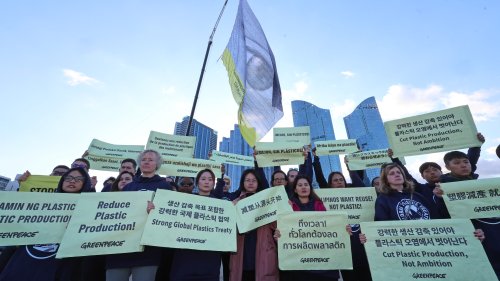 플라스틱 협약 회의 열리는 부산에 거대한 '감시의 눈' 등장