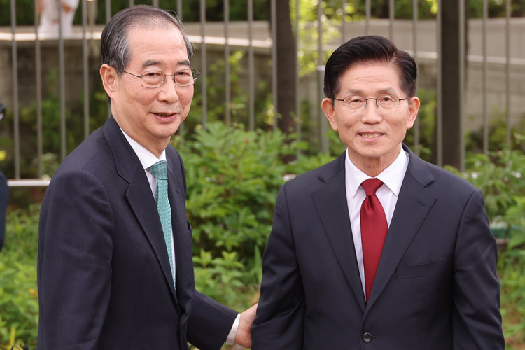 국힘, 당원투표 부결로 '후보교체' 무산…김문수, 오늘 후보등록