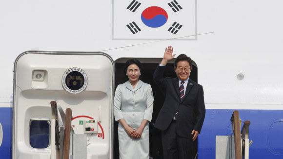 이재명 대통령 부부, '첫 순방' G7 정상회의 참석차 출국