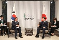 '한일정상 자리뒤 엇갈린 국기' 까닭은…"관례따라 日총리에 상석배려"