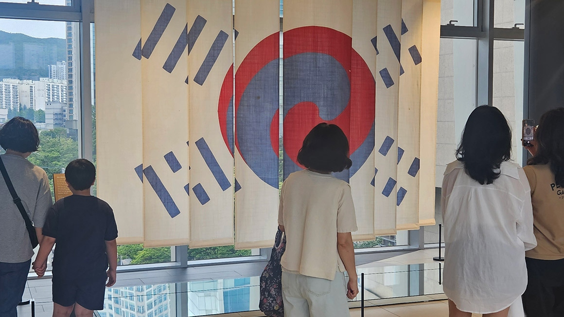 '가장 오래된 태극기'…데니 태극기 부산 신세계백화점 전시